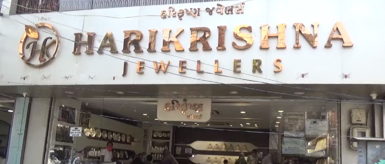 Woman fled with gold chain from a jewellery showroom in Vadodara