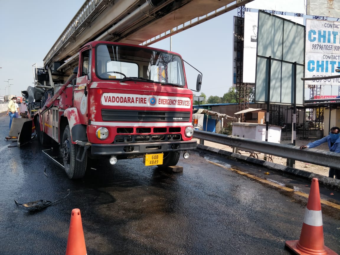 Diesel spread on road after collision between fire brigade vehicle and diesel tanker near Dabhoi