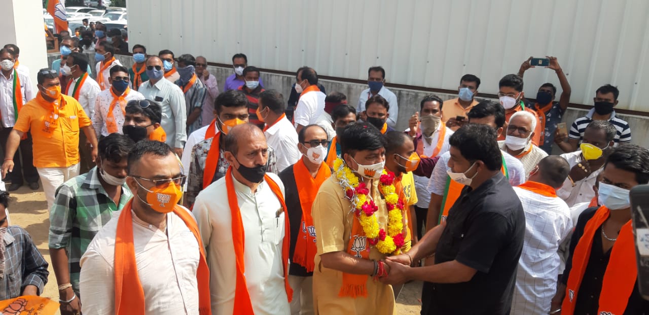 Social distancing rules flouted during nomination filing by Karjan BJP candidate Akshay Patel