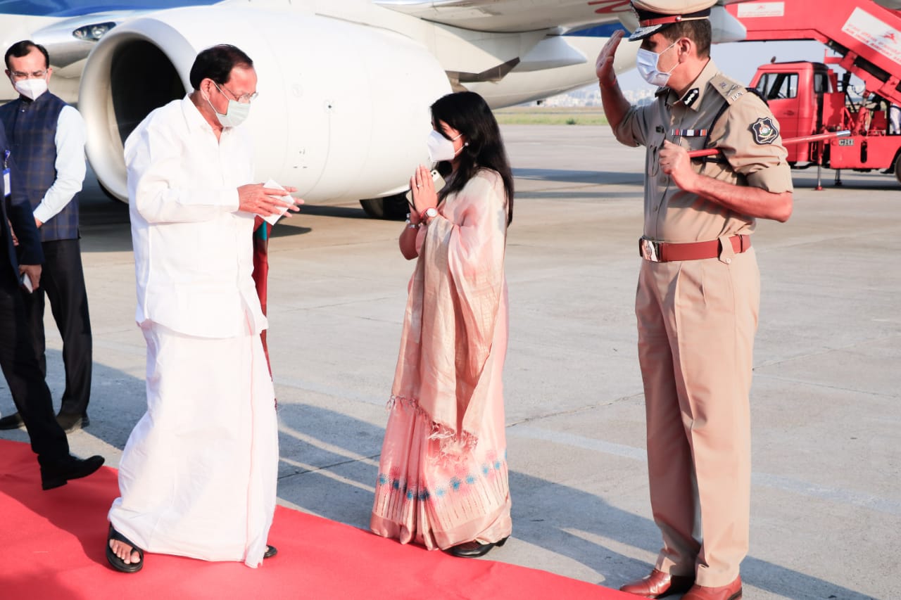 Vice President M. Venkaiah Naidu received warm welcome at Vadodara Airport