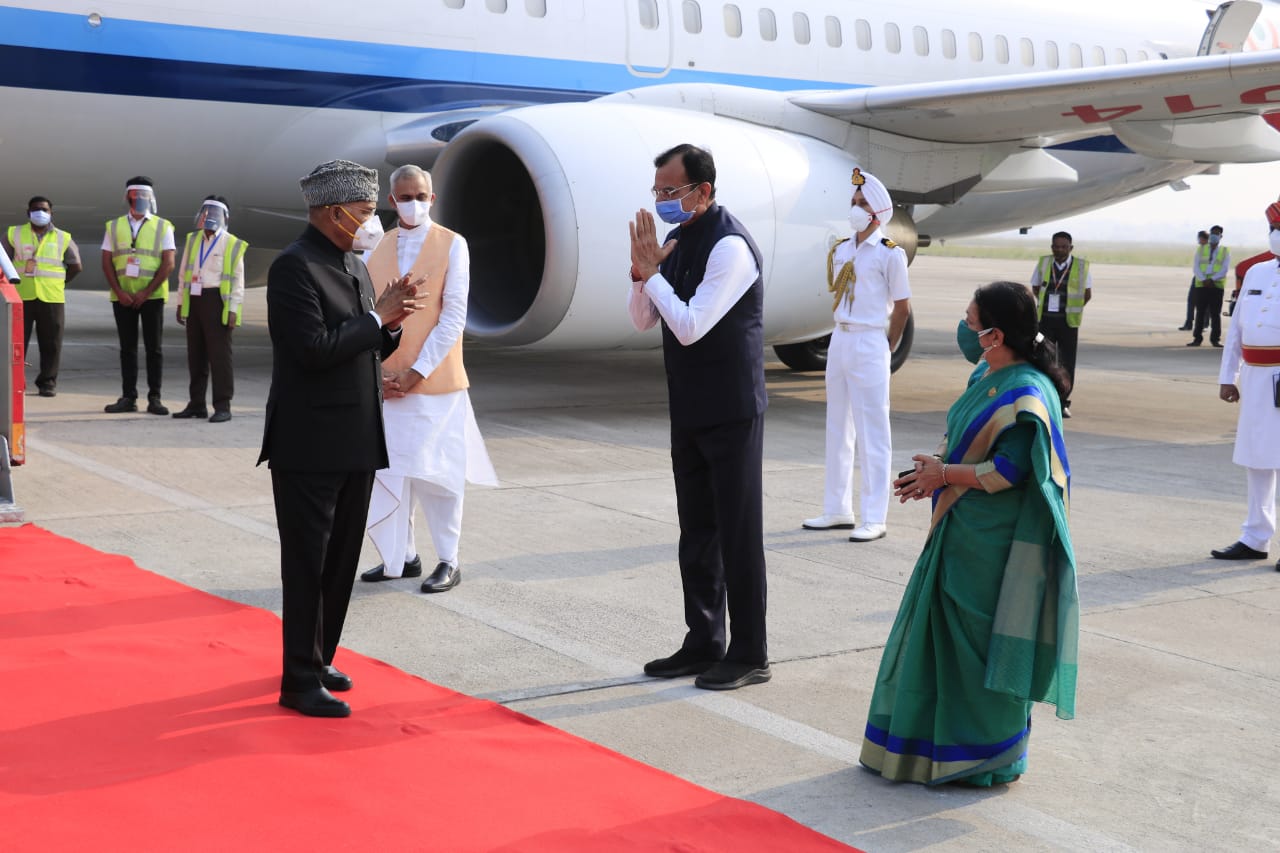 Warm welcome to President Ram Nath Kovind at Vadodara Airport