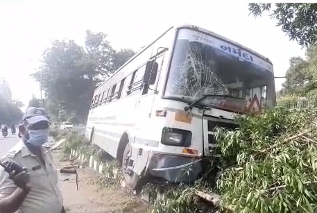 Three recived minor injuries after bus climbed on divider in Vadodara