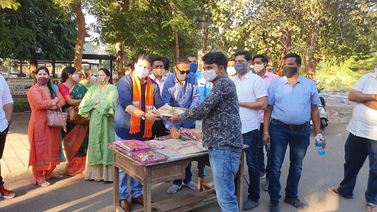 Former Vadodara mayor celebrate his birthday and wedding anniversary of son with cemetery workers