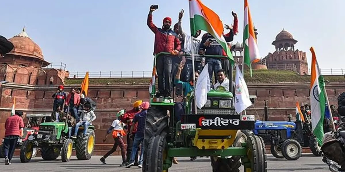 Protesting farmers enter Red Fort, wave flags from ramparts