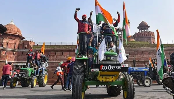 Protesting farmers enter Red Fort, wave flags from ramparts