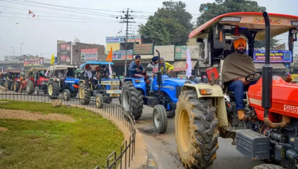 Security upgraded as hundreds of farmer protesters head to Delhi for tractor parade