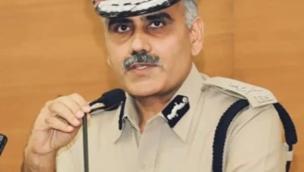Vadodara police commissioner suspend the cop seen in viral video for not wearing mask