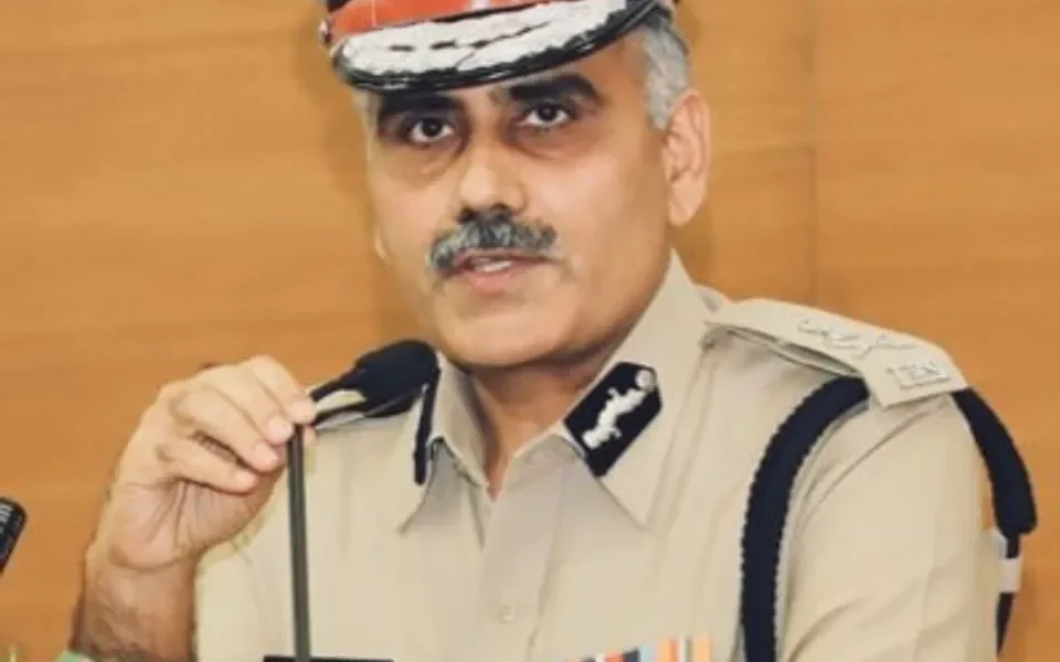 Vadodara police commissioner suspend the cop seen in viral video for not wearing mask