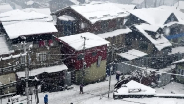 Heavy snowfall forces rationing of essentials in Kashmir