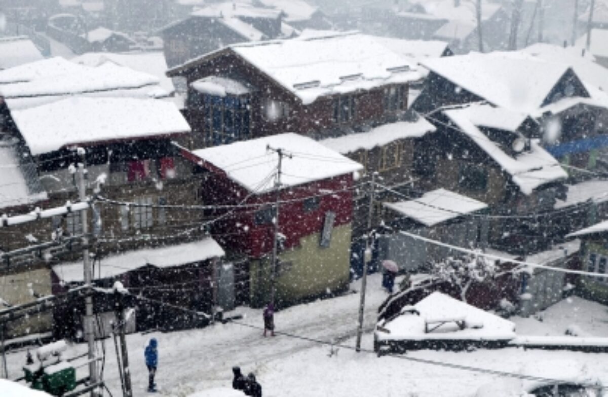 Heavy snowfall forces rationing of essentials in Kashmir