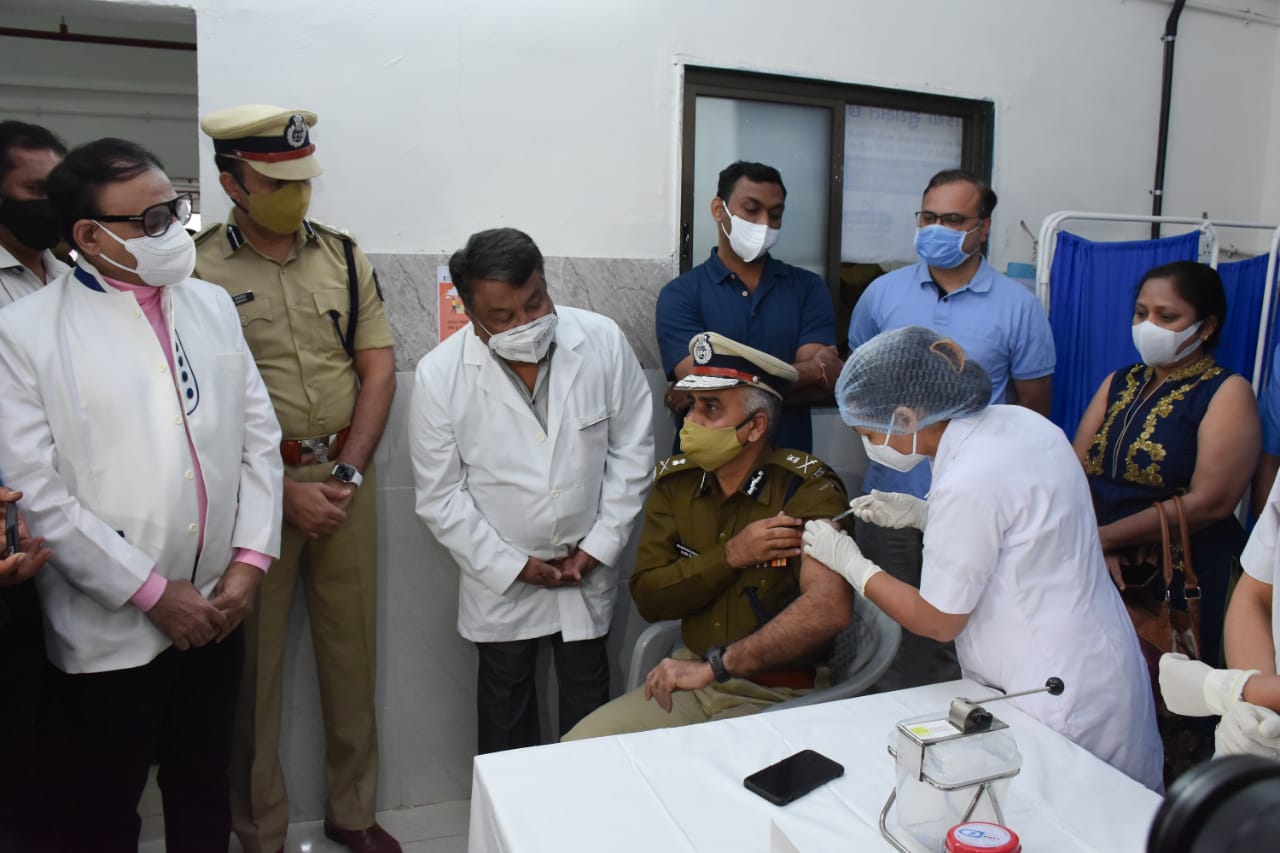 Leaders of Vadodara city and district revenue, police and municipal administration vaccinated