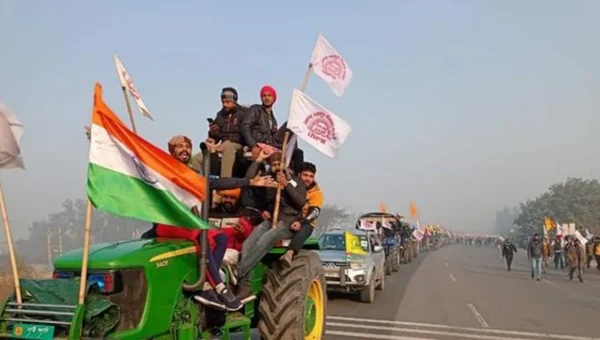 Farmers break barricades, enter Delhi ahead of tractor rally