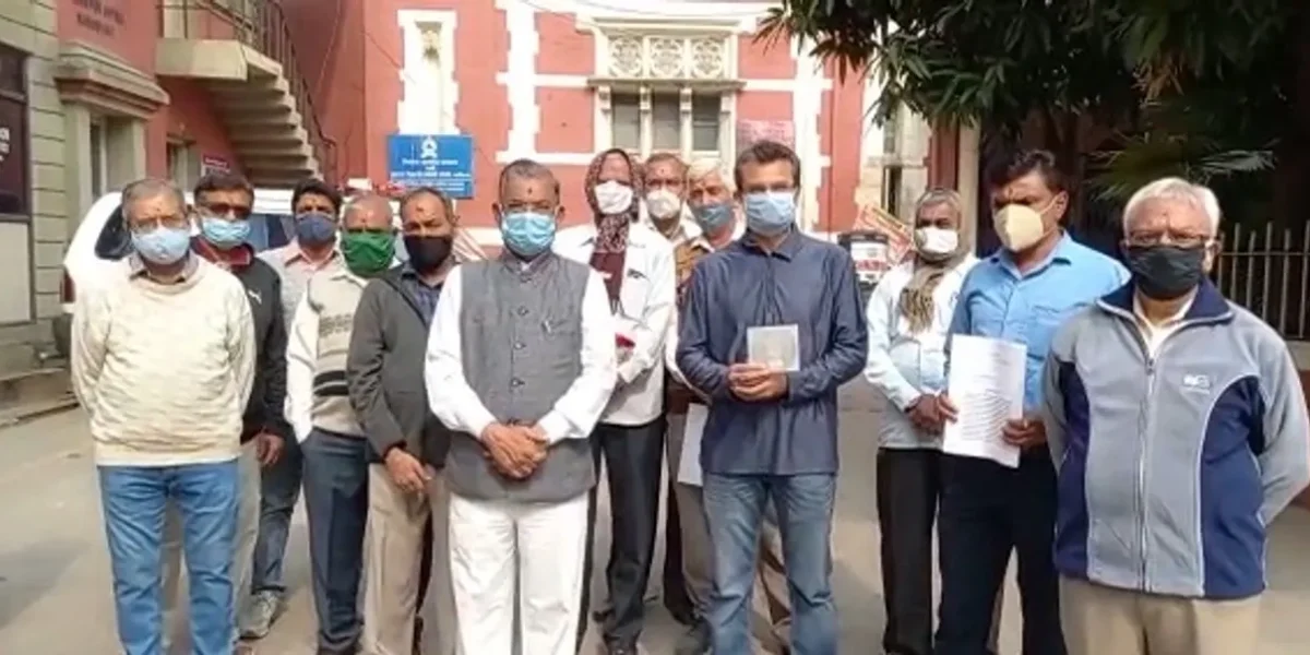 Swaminarayan followers gives memorandum to collector over misconduct with saints