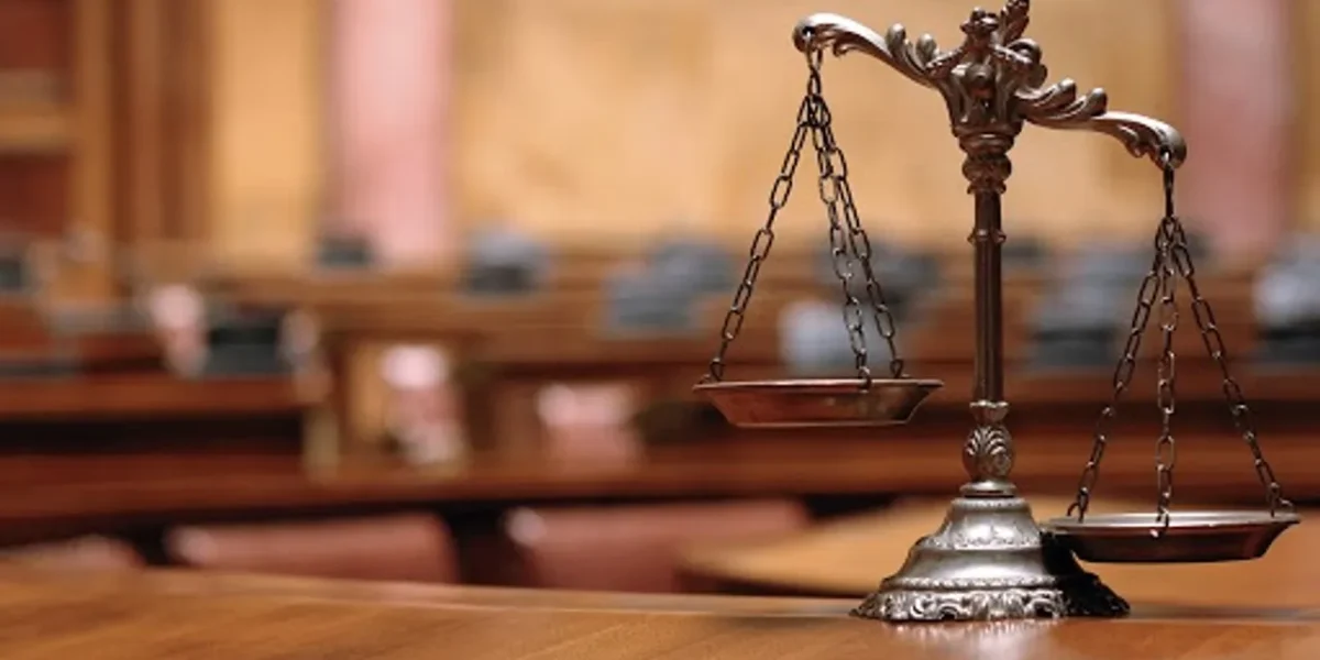 Symbolic fast by Vadodara lawyers demanding to start the court soon