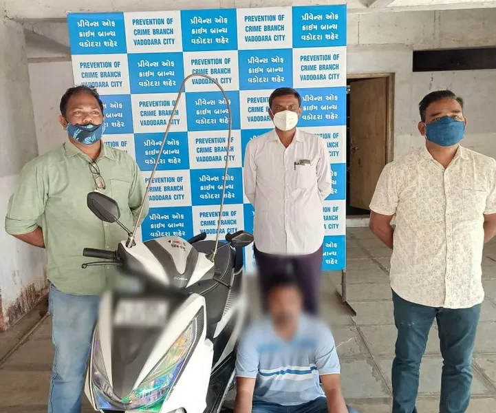 Vadodara crime branch busted a gambling den running at Shakti Hotel near Kapurai Chokdi