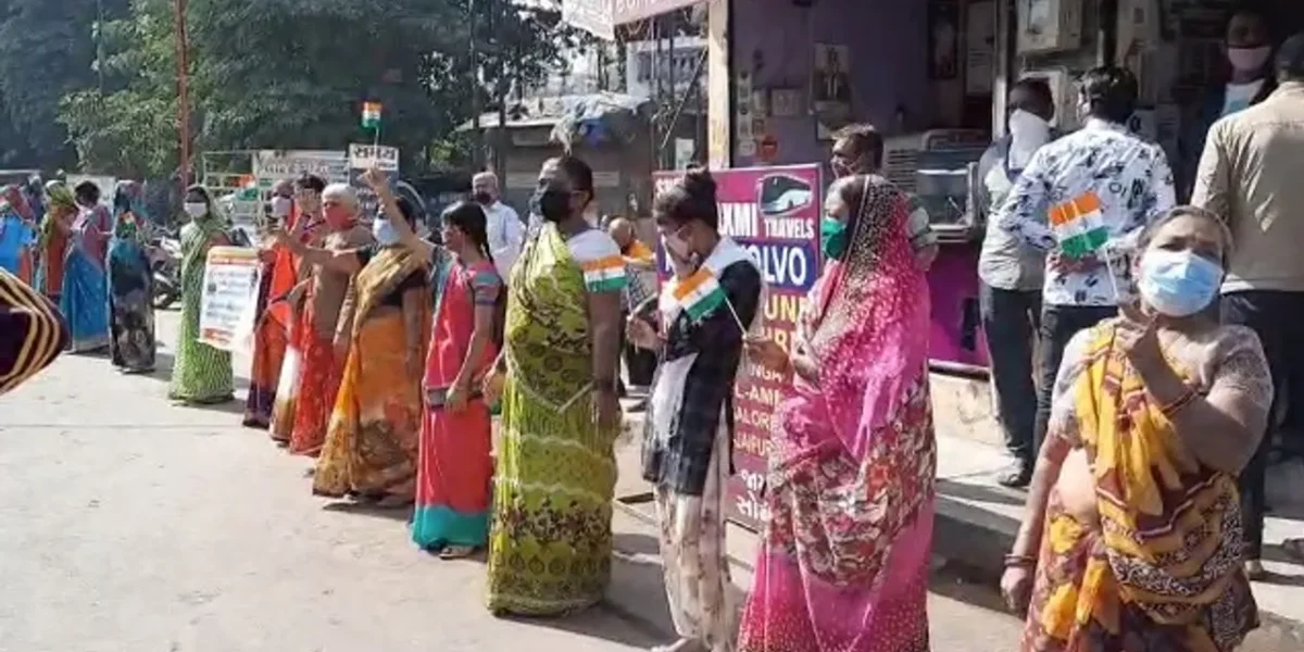 People lives near Pandya hotel in Vadodara formed human chain to protest