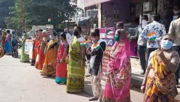 People lives near Pandya hotel in Vadodara formed human chain to protest
