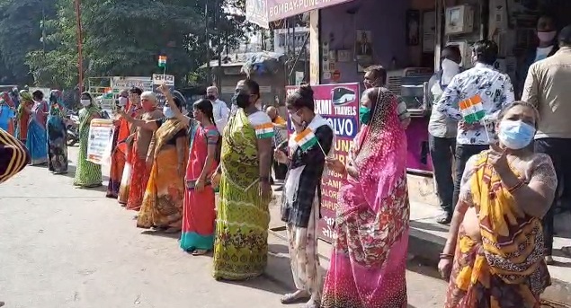 People lives near Pandya hotel in Vadodara formed human chain to protest