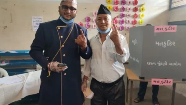 Vadodara youth cast his vote before marriage