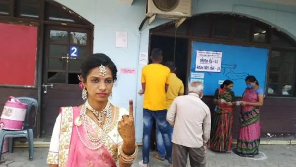 Bride in Vadodara cast her vote first before marriage