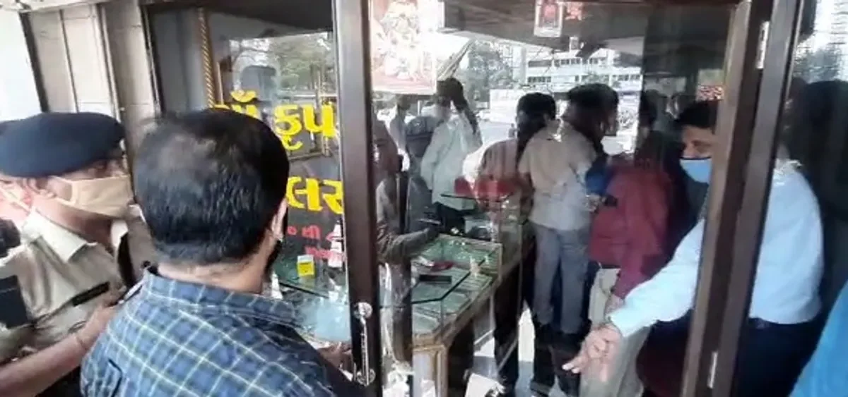 Man with knife attacked the jewellery showroom owner in daylight robbery in Vadodara