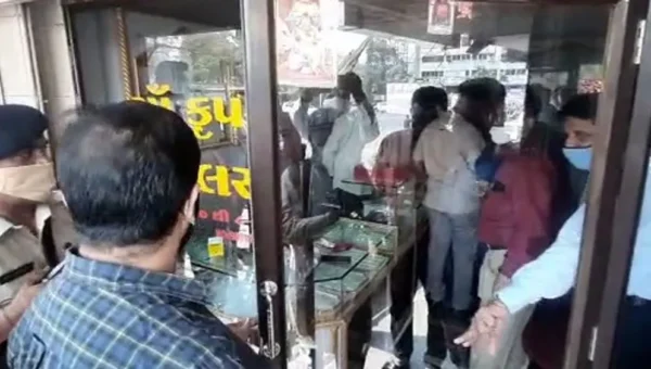 Man with knife attacked the jewellery showroom owner in daylight robbery in Vadodara