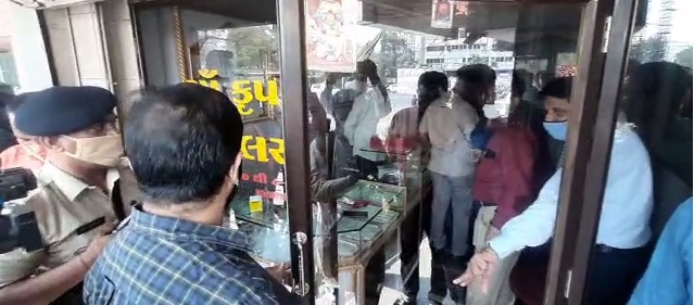 Man with knife attacked the jewellery showroom owner in daylight robbery in Vadodara