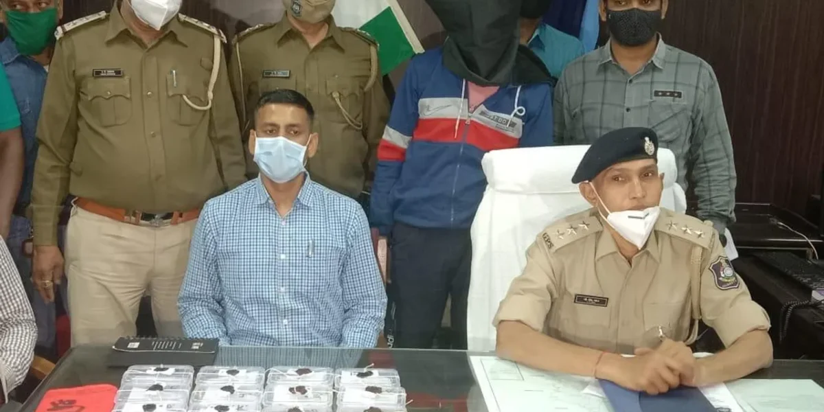 LCB Western Railway Vadodara arrest accused involved in theft inside interstate trains and travels