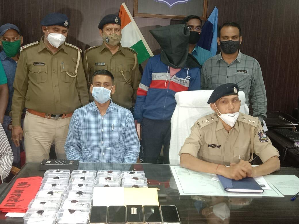 LCB Western Railway Vadodara arrest accused involved in theft inside interstate trains and travels