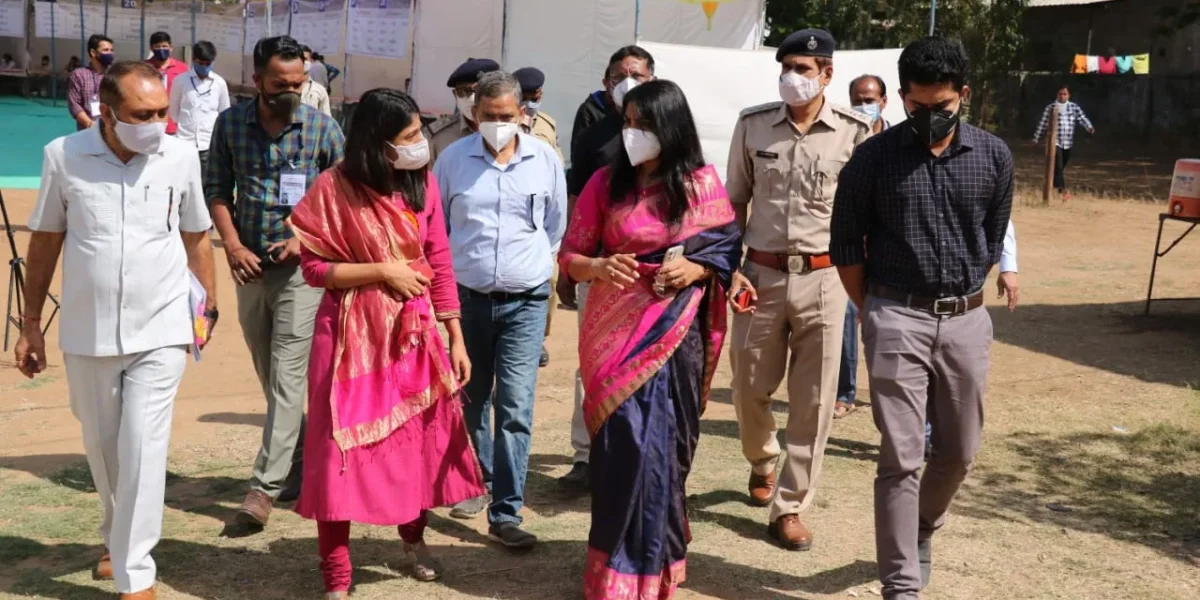 Collector and Chief Electoral Officer Shalini Agarwal inspected the election material dispatch for District-Taluka Panchayats and Savli, Dabhoi and Padra Municipalities