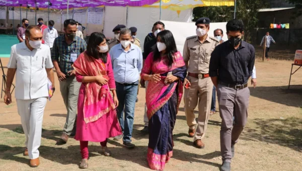 Collector and Chief Electoral Officer Shalini Agarwal inspected the election material dispatch for District-Taluka Panchayats and Savli, Dabhoi and Padra Municipalities