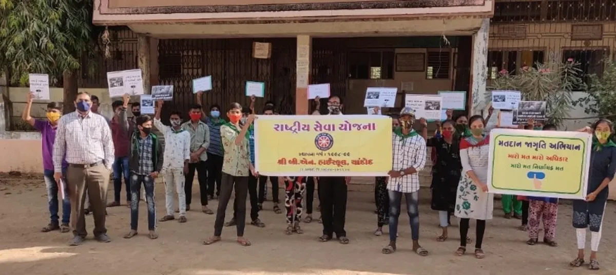 NSS volunteers voting awareness message in Chandod