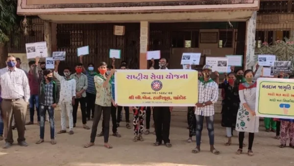NSS volunteers voting awareness message in Chandod