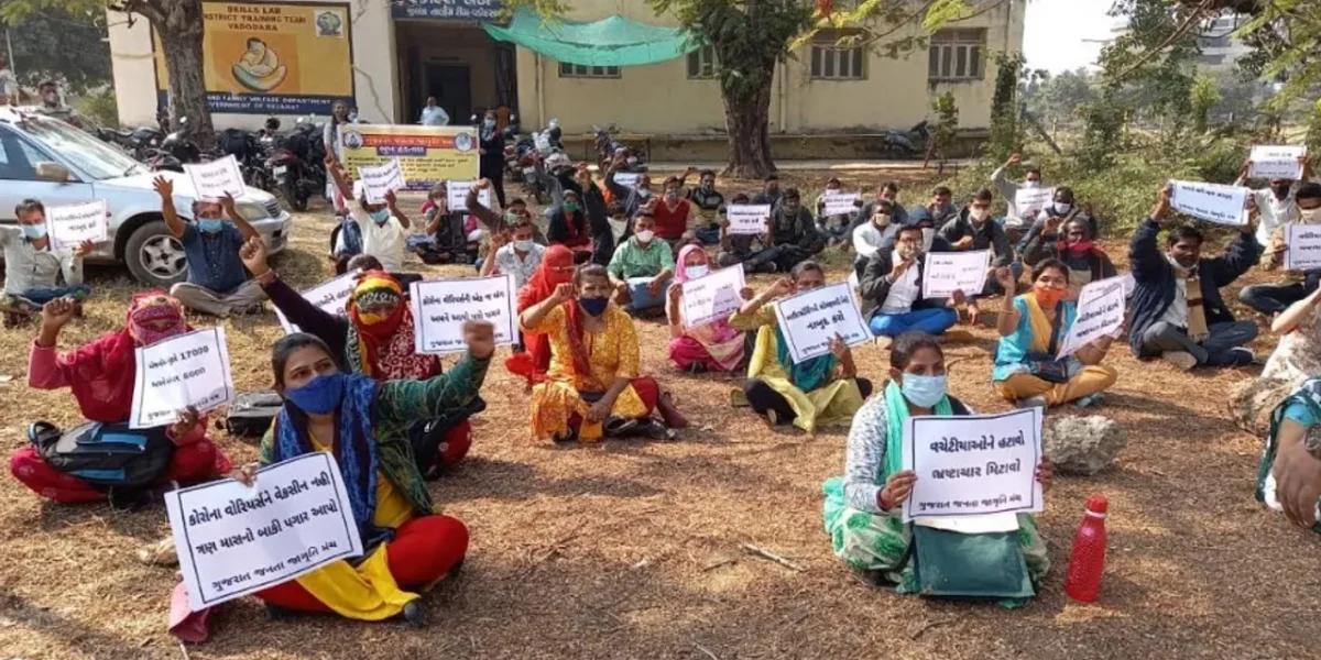 Outsourcing employees started agitation with posters for their various demands in Vadodara