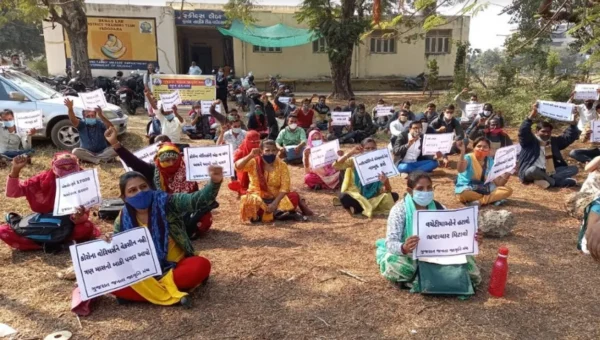 Outsourcing employees started agitation with posters for their various demands in Vadodara