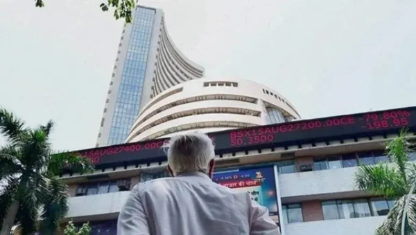 Sensex jumps 300 pts to record high of 52,450 in early trade, Nifty tops 15,400