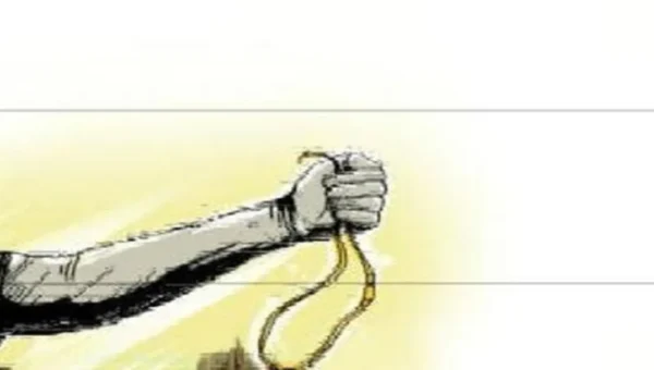 Two unknown youths snatched gold chain from a lady on Harni road in Vadodara
