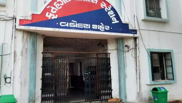 Vadodara Fategunj police nabbed two with 39 lakhs cash