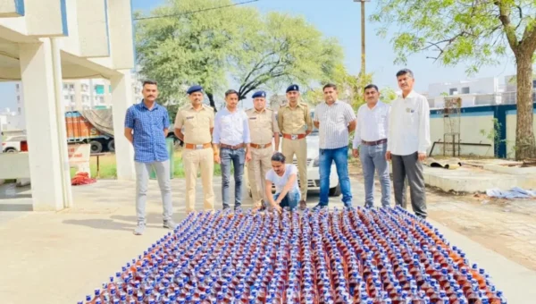 Vadodara Harni police caught one with liquor worth 1.98 lakhs