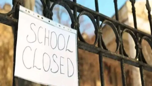 Vadodara school called students despite of the government order to stop offline education
