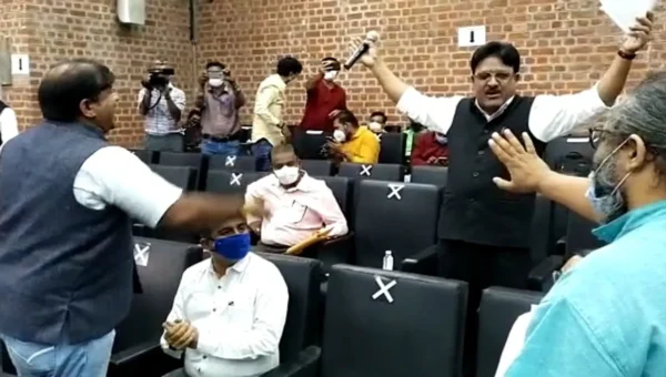 Heated arguments in senate meeting held at Vadodara Maharaja Sayajirao University