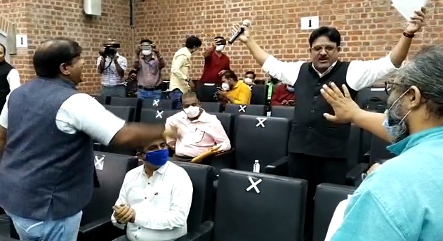 Heated arguments in senate meeting held at Vadodara Maharaja Sayajirao University