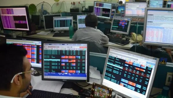 Sensex plunges by 585 points, IT and pharma stocks suffer