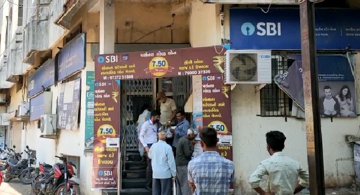 SBI branch at Choksi bazaar in Padra closed after 12 employees including branch manager tested Corona positive