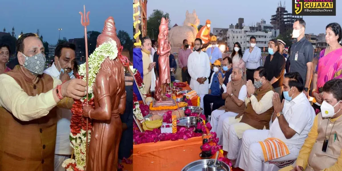 Gujarat Chief Minister Vijay Rupani worship the giant Shiva idol and the golden cover in Vadodara