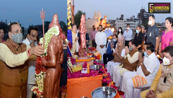 Gujarat Chief Minister Vijay Rupani worship the giant Shiva idol and the golden cover in Vadodara