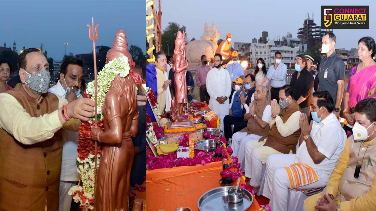 Gujarat Chief Minister Vijay Rupani worship the giant Shiva idol and the golden cover in Vadodara