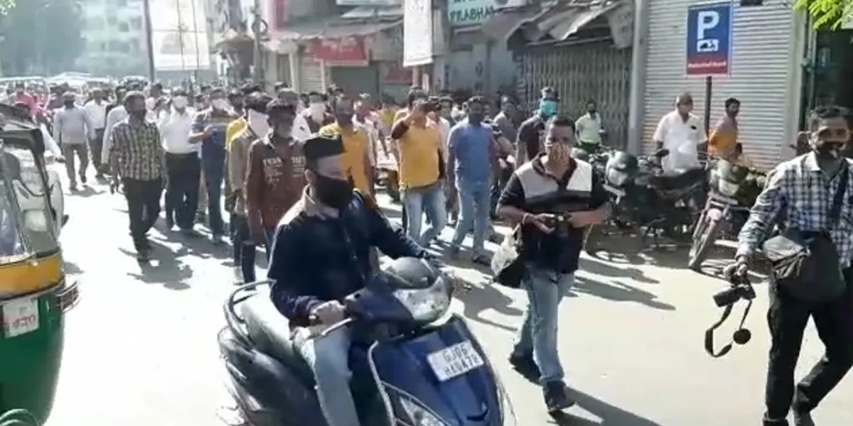 Traders in Raopura area of Vadodara protest against the work by traffic police VMSS teams to remove obstructions