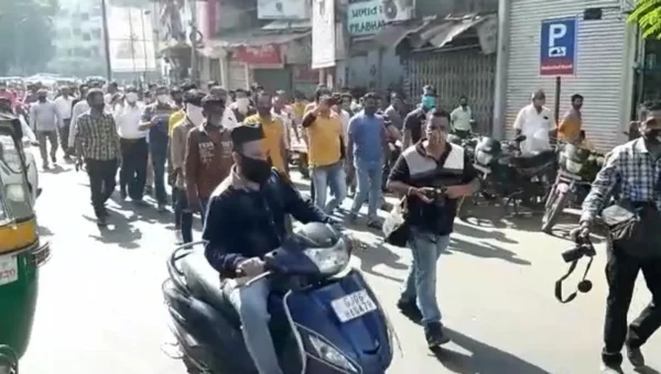 Traders in Raopura area of Vadodara protest against the work by traffic police VMSS teams to remove obstructions