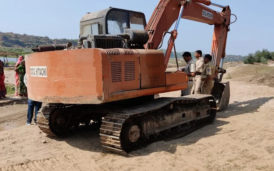Mines and Minerals Department takes help of drones to caught unauthorized excavation of sand in Poicha village of Savli taluka